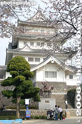 Chiba Castle tower
Keywords: chiba castle inohana park sakura cherry blossoms