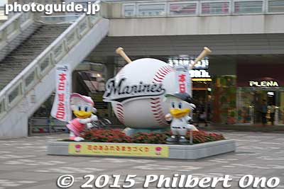 Outside JR Kaihin-Makuhari Station is a monument for the Chiba Lotte Marines pro baseball team. The stadium might be a little too far to walk if you're carrying heavy camera equipment. Take a taxi.
Keywords: chiba lotte marines baseball Marine Stadium QVC Field