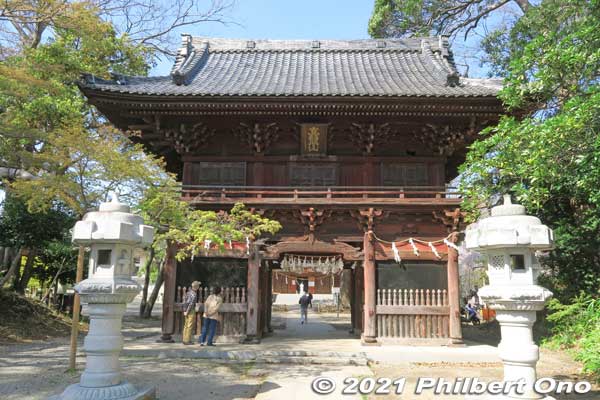 Niomon Gate at the top of  the steps, Guhoji's front gate. The two columns house a pair of Nio kings considered to be the protectors of the temple.  仁王門
Keywords: chiba ichikawa guhoji Nichiren Buddhist temple
