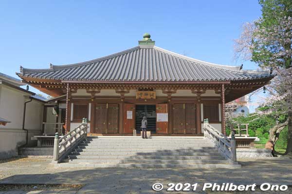 After Niomon Gate, this is the first building you see, Soshido Hall dedicated to Nichiren, founder of the Nichiren Buddhist sect. Reconstructed in 2010 on the 700th anniversary of Nichiren's death. 祖師堂 
There are other temple buildings spread out on the hill.
Keywords: chiba ichikawa guhoji Nichiren Buddhist temple
