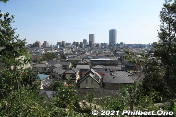 View of Ichikawa Station area from Guhoji. The two skyscrapers are The Towers East on the left and The Towers West on the right. The higher Towers West building has a lookout deck on the 45th floor.
Keywords: chiba ichikawa guhoji Nichiren Buddhist temple