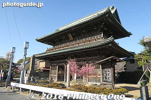 Sanmon Gate 三門
Keywords: chiba ichikawa nakayama hokekyo nichiren buddhist temple