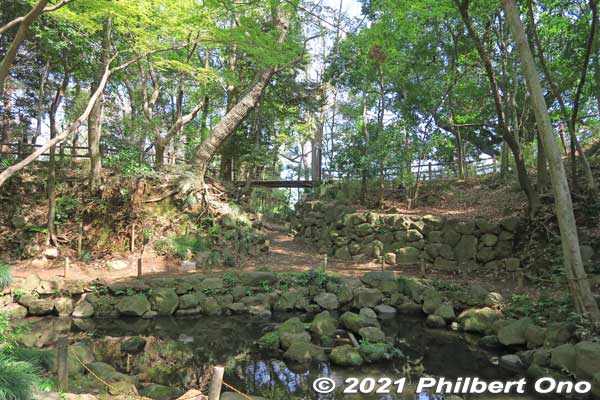 Konodai Castle remains in Satomi Park. Embankments and rocks. 国府台城
Keywords: chiba ichikawa park hiking trail mizu midori kairo