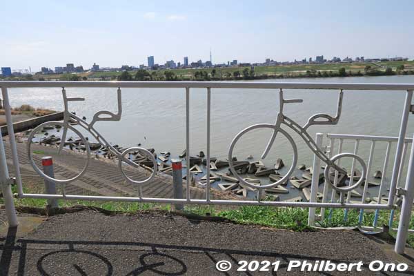 Bicycle art on Edogawa River.
Keywords: chiba ichikawa edogawa river