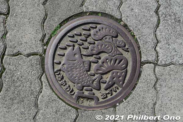 Manhole cover in Ichikawa, Chiba. Pine tree and river fish.
Keywords: chiba ichikawa manhole