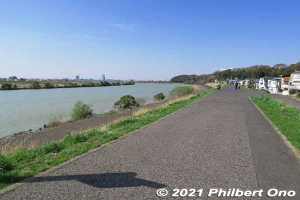 Edogawa River has a nice walking/cycling path.
Keywords: chiba ichikawa edogawa river