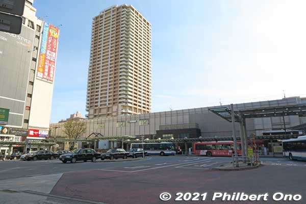JR Ichikawa Station on the JR Sobu Line. The skyscraper is The Towers East.
Keywords: chiba ichikawa station