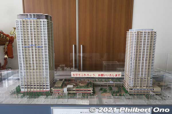 Scale model of the skyscraper buildings next to JR Ichikawa Station. On the left is The Towers West building and on the right is The Towers East. The West building has a nice lookout deck on the 45th floor.
Keywords: chiba ichikawa Towers West