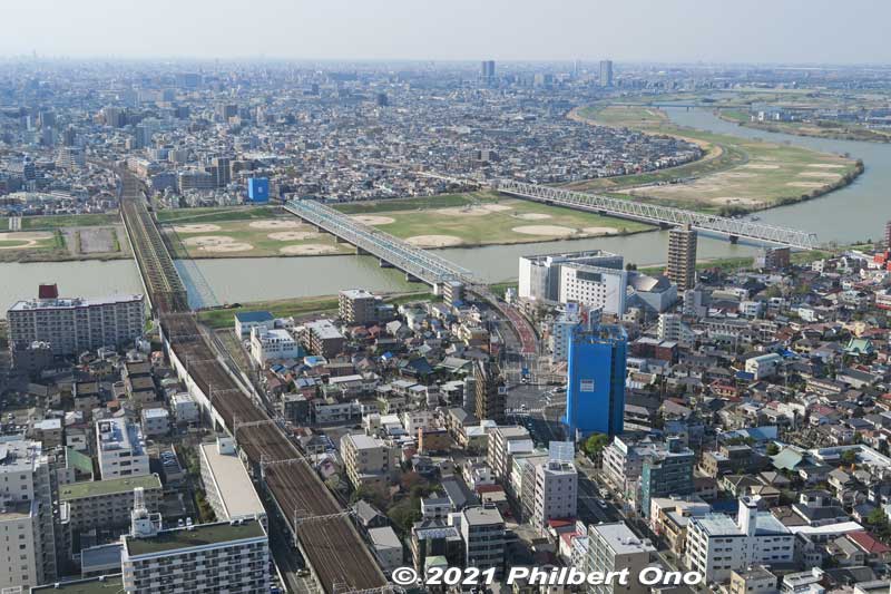 Looking west toward Edogawa River. The JR Sobu Line (left) and Keisei Line (extreme right) over Edogawa River can be seen. The bridge in the middle is Route 14.
Keywords: chiba ichikawa station Towers West