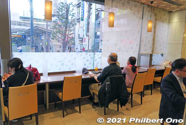 Good number of seats inside Yamazaki Plaza Ichikawa, the coffee shop and bakery operated by Yamazaki Baking.
Keywords: chiba ichikawa