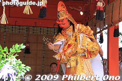 Sacred dance at the Kaguraden by Sarutahiko.
Keywords: chiba ichinomiya tamasaki jinja shrine kazusa junisha matsuri festival hadaka 