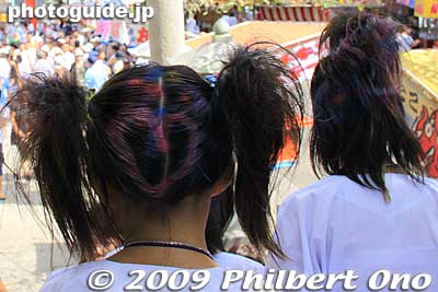 The girls had their hair airbrushed with colorful designs. I've noticed that women and girls participating in matsuri have become quite fashionable, chic, or hip.
Keywords: chiba ichinomiya tamasaki jinja shrine kazusa junisha matsuri festival hadaka 