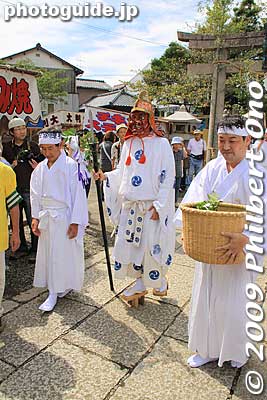 A procession departs Tamasaki Shrine at 1 pm, led by Sarutahiko.
Keywords: chiba ichinomiya tamasaki jinja shrine kazusa junisha matsuri festival hadaka 