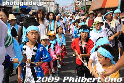 The beginning of the procession consists of a few portable shrines pulled by children.
Keywords: chiba ichinomiya tamasaki jinja shrine kazusa junisha matsuri festival hadaka 