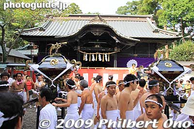 Back at Tamasaki Shrine are two other portable shrines which had arrived from Sannomiya Shrine, one of the junisha (12 shrines) in the Kazusa area.
Keywords: chiba ichinomiya tamasaki jinja shrine kazusa junisha matsuri festival hadaka 