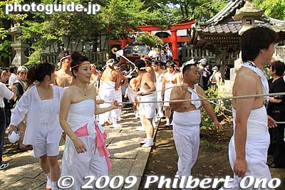 The portable shrines begin to leave Tamasaki Shrine.
Keywords: chiba ichinomiya tamasaki jinja shrine kazusa junisha matsuri festival hadaka 