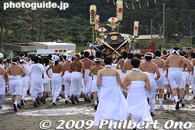 The mikoshi start to gather for a ceremony.
Keywords: chiba ichinomiya tamasaki jinja shrine kazusa junisha matsuri festival hadaka 