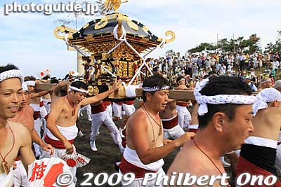 Keywords: chiba ichinomiya tamasaki jinja shrine kazusa junisha matsuri festival hadaka 