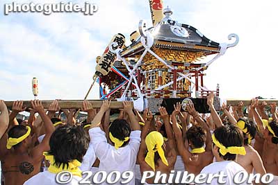Keywords: chiba ichinomiya tamasaki jinja shrine kazusa junisha matsuri festival hadaka mikoshi portable beach ocean