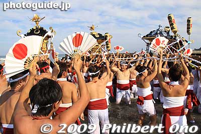 They kept waving their fans and cheering in the water.
Keywords: chiba ichinomiya tamasaki jinja shrine kazusa junisha matsuri festival hadaka mikoshi portable beach ocean