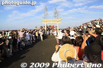The next spectacle was them running through the torii on the beach.
Keywords: chiba ichinomiya tamasaki jinja shrine kazusa junisha matsuri festival hadaka mikoshi portable beach ocean