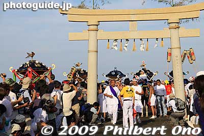 All the mikoshi headed for the torii.
Keywords: chiba ichinomiya tamasaki jinja shrine kazusa junisha matsuri festival hadaka