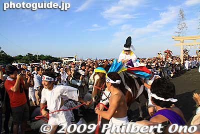 First were the horses galloping through. Each horse was guided by two men running alongside.
Keywords: chiba ichinomiya tamasaki jinja shrine kazusa junisha matsuri festival hadaka horse
