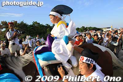 The boy looked thrilled to be riding at full speed. Very bumpy though.
Keywords: chiba ichinomiya tamasaki jinja shrine kazusa junisha matsuri festival hadaka horse
