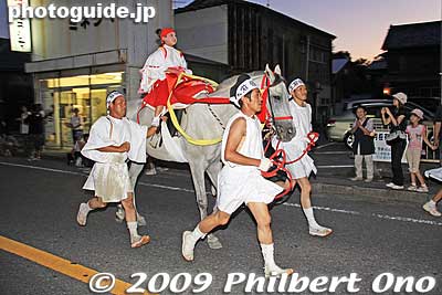More horses arrive.
Keywords: chiba ichinomiya tamasaki jinja shrine kazusa junisha matsuri festival hadaka horse