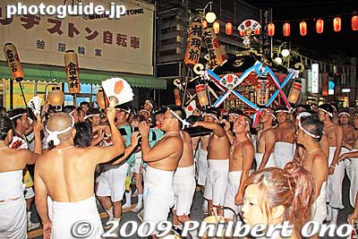 Like on the beach, they wave fans and cheer.
Keywords: chiba ichinomiya tamasaki jinja shrine kazusa junisha matsuri festival hadaka mikoshi