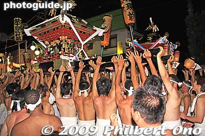 Sometimes they tossed the mikoshi up.
Keywords: chiba ichinomiya tamasaki jinja shrine kazusa junisha matsuri festival hadaka mikoshi