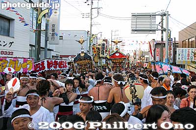 From the beach, the portable shrines are paraded in town.
Keywords: japan chiba isumi ohara hadaka matsuri festival