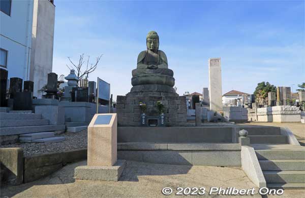 Kamagaya Daibutsu was made by sculptor Tagawa Shuzen (多川主膳) in Kanda, Tokyo. It's located in a local cemetery right near Kamagaya-Daibutsu Station on the Shin-Keisei Line.
Keywords: Chiba Kamagaya Daibutsu Buddha