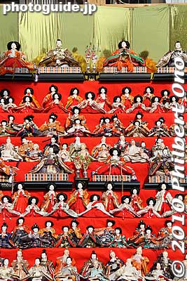 The festival in Katsuura, Chiba has grown to have a whopping 25,000 hina dolls on exhibit during late Feb. to March 3, the traditional Girls Day. It has since become famous in the Tokyo (Kanto) area as the TV news report it in late Feb.
Keywords: chiba katsuura hina matsuri doll festival