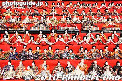 The whole town has become involved in the festival's success. Many owners of shops and homes where tourists pass by decorate their buildings with hina dolls.
Keywords: chiba katsuura hina matsuri doll festival