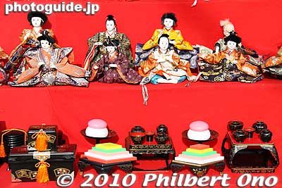 Since it's wasteful to throw away these hina dolls, they send them to places like Katsuura to be reused. Katsuura's collection has thus grown to 25,000 as people all over Japan sent their old dolls.
Keywords: chiba katsuura hina matsuri doll festival