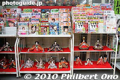 This neighborhood bookstore has hina dolls under the magazine racks.
Keywords: chiba katsuura hina matsuri doll festival