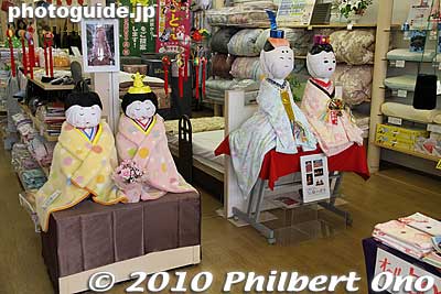 A futon bedding shop has hina dolls made of blankets.
Keywords: chiba katsuura hina matsuri doll festival
