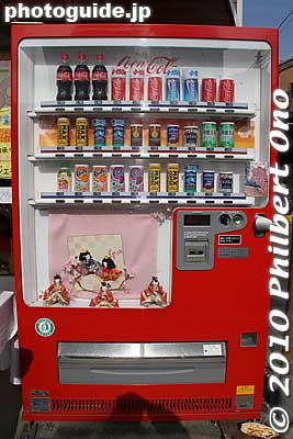 Even this soft drink vending machine had hina dolls.
Keywords: chiba katsuura hina matsuri doll festival
