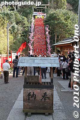 Entering Tomisaki Shrine.
Keywords: chiba katsuura hina matsuri doll festival