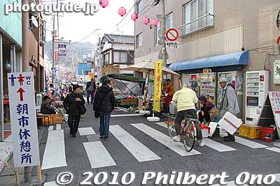 Held at the same time as the doll festival is the Asa-ichi morning market along a back street.
Keywords: chiba katsuura hina matsuri doll festival