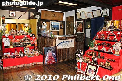 Inside the ryokan are hina dolls.
Keywords: chiba katsuura hina matsuri doll festival