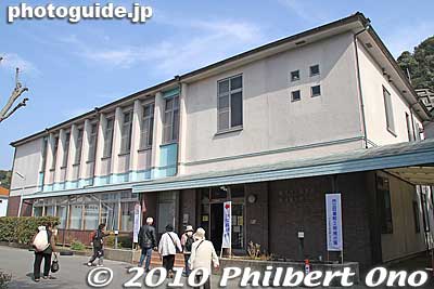 Next to the temple is the public library, another venue for doll displays.
Keywords: chiba katsuura hina matsuri doll festival