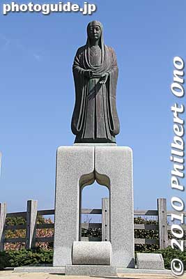 Statue of Oman-no-kata, daughter of Katsuura Castle lord Masaki Yoritada. She became Tokugawa Ieyasu's concubine at age 17 and gave birth to Tokugawa Yorinobu (clan in Kishu) and Yorifusa (clan in Mito).
Keywords: chiba katsuura 
