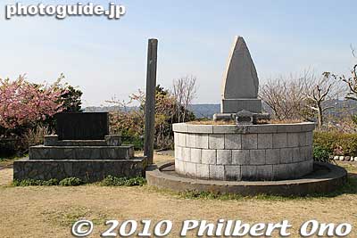 Kangun-zuka Memorial. During the Boshin War between the forces of the shogun and Emperor Meiji, a ship carrying the Kumamoto clan to Hakodate's Goryokaku fortress sank off this shore. This memorial is for the 135 people who died on the ship. 官軍塚
Keywords: chiba katsuura 