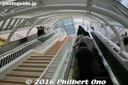 Umihotaru has escalators in the middle going up 5 floors.
Keywords: chiba kisarazu umihotaru Tokyo Bay Aqua Line