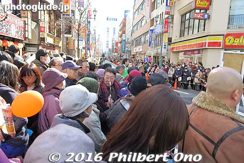 Streets along the parade route were packed four or five-row deep.
Keywords: chiba matsudo ozeki kotoshogiku sumo rikishi wrestler