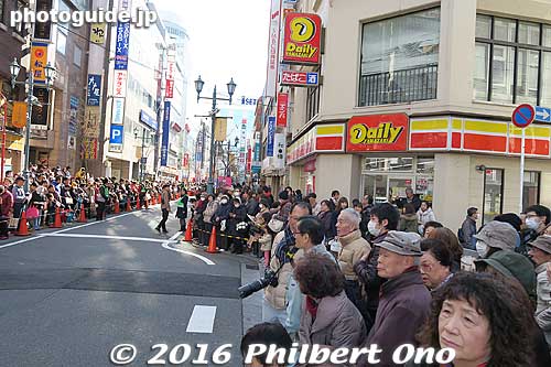 People waited like this for an hour or so for the parade.
Keywords: chiba matsudo ozeki kotoshogiku sumo rikishi wrestler