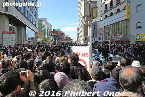 The sidewalks were so packed you could not move anywhere. Poor crowd control. But they expected only 20,000, when 55,000 showed up.
Keywords: chiba matsudo ozeki kotoshogiku sumo rikishi wrestler
