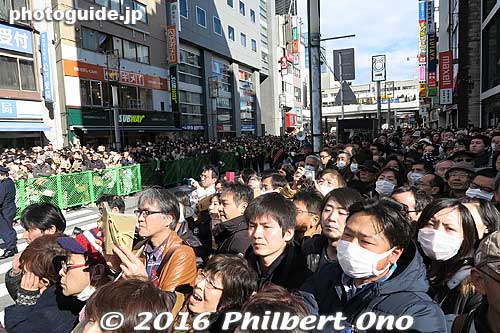 The huge turnout is evidence of how much people yearned for a win by a Japanese wrestler. They all wanted him to be promoted to yokozuna. 
Keywords: chiba matsudo ozeki kotoshogiku sumo rikishi wrestler
